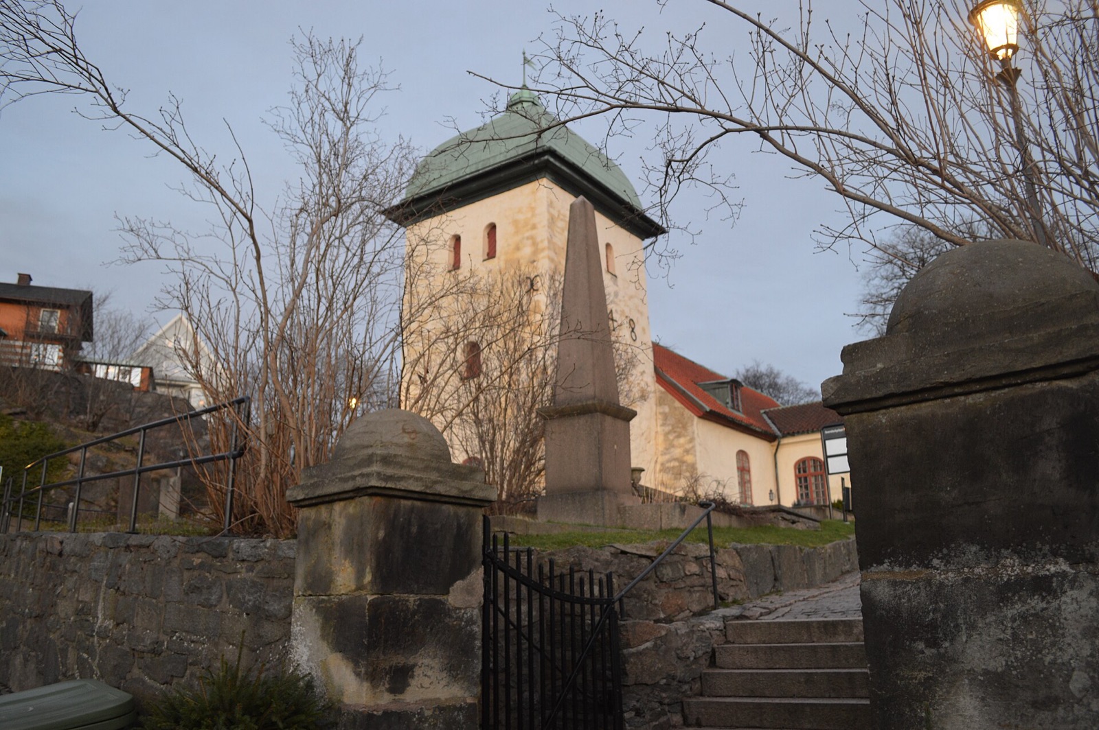 Örgryte gamla kyrka bland träden i Örgryte